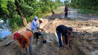 Mirip Kubangan Kerbau, Jalan Rusak Akibat Aktivitas Tambang Pasir Ilegal