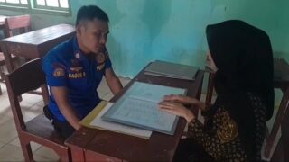 ORANG TUA TAK HADIR DUA SISWI DATANGI PETUGAS DAMKAR UNTUK AMBILKAN RAPOT DI MESUJI LAMPUNG